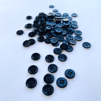 Black pearl buttons
